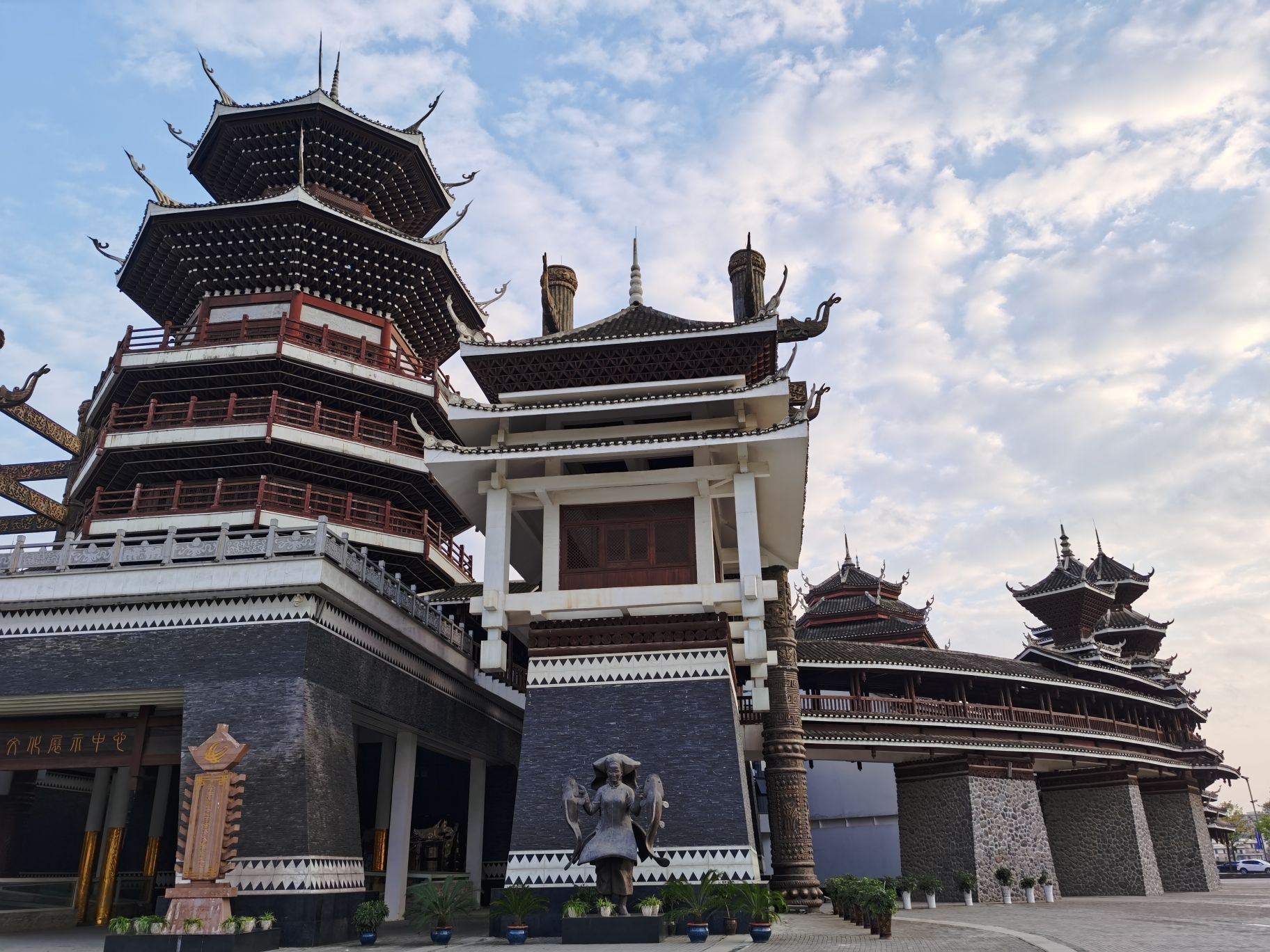 多彩贵州城,得闲过来看看,贵州独特的民族建筑风格,进入景区就看得到