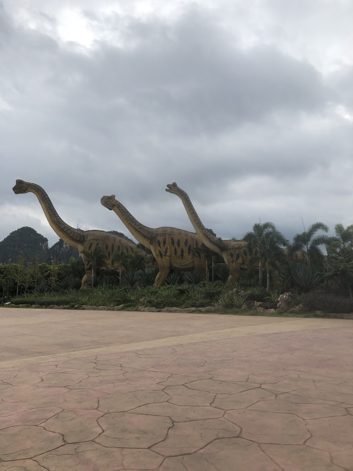 【攜程攻略】扶綏龍谷灣恐龍公園景點,今天有點毛毛雨,來的遊客並不多