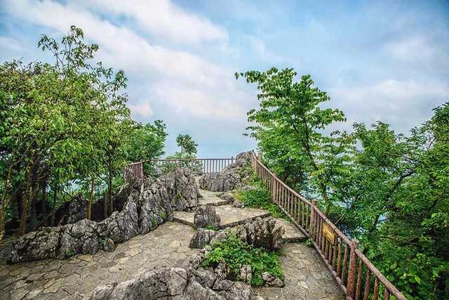 豹头崖是摩围山景区的惊险刺激景点之一,绵亘数十里的山峦,威压群山