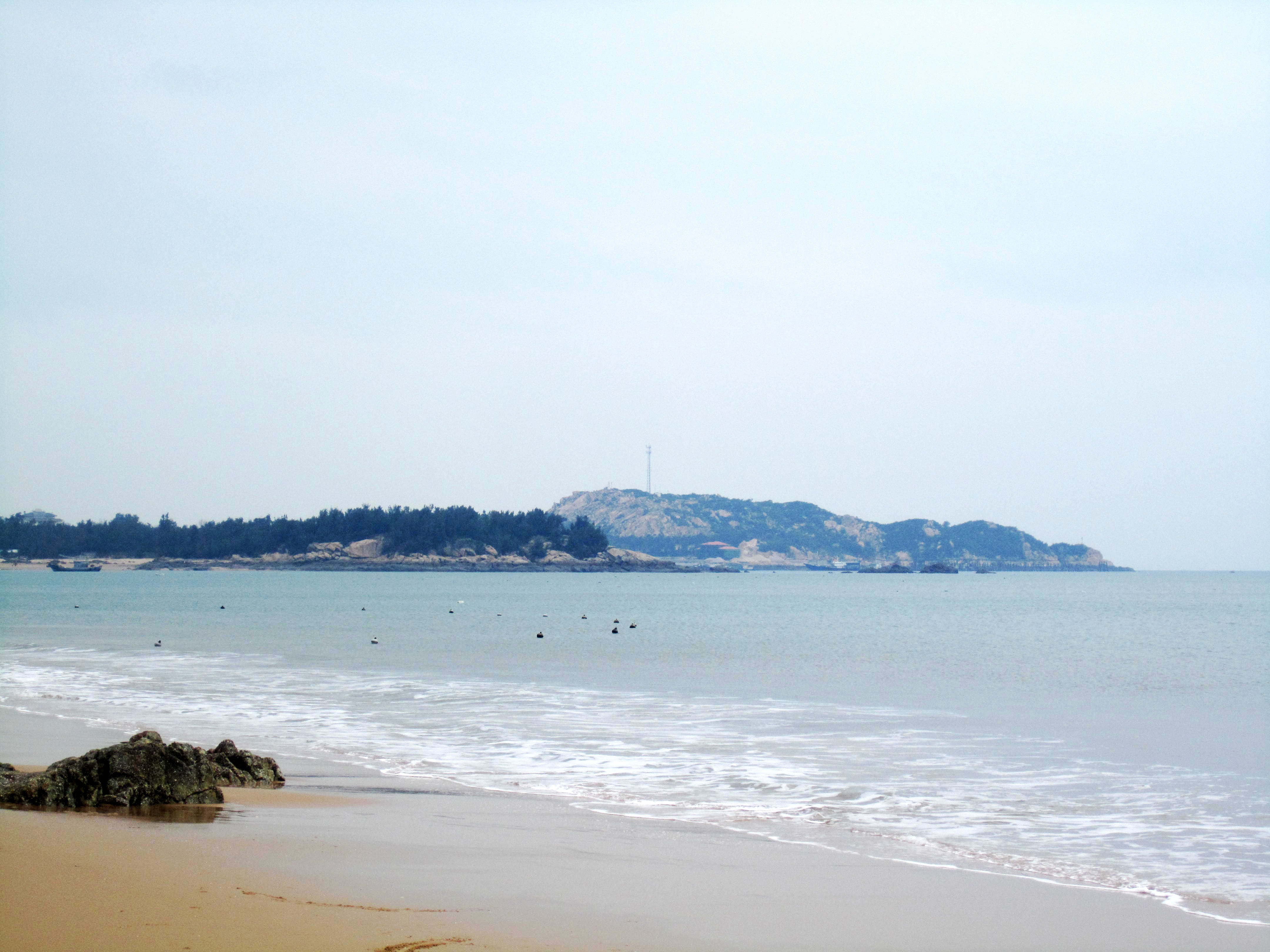 湄州岛海岸线有三十余公里长,最知名的沙滩就是九宝澜黄金沙滩,位于