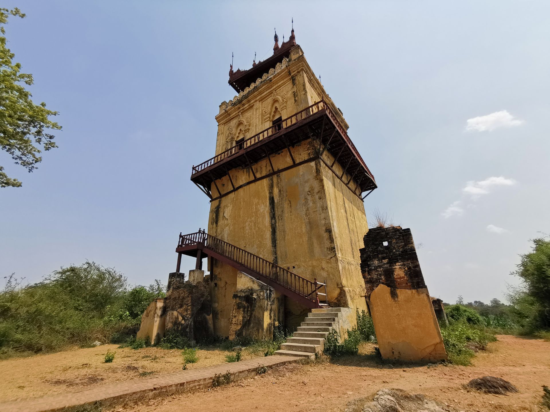这个地方以前是古代的了望塔,后来慢慢的,慢慢的倾斜了,据说比比萨
