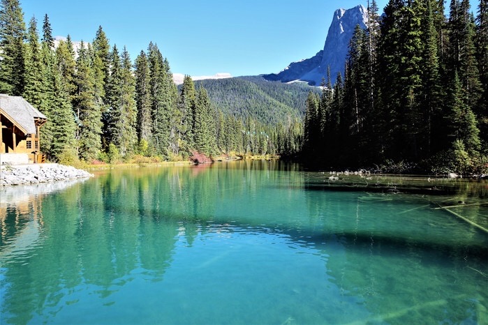 加拿大洛基山脉班芙国家公园的翡翠湖可真是湖光山色中的一绝景其绿色