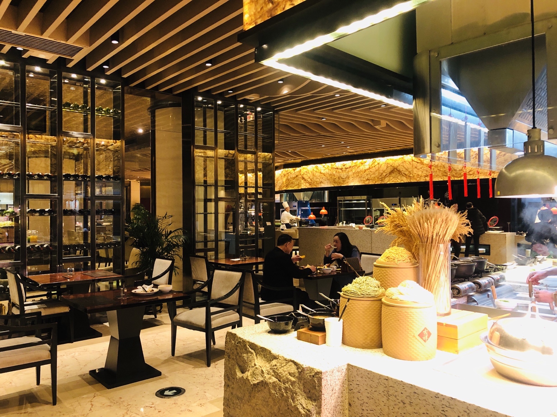 店面位于河北宾馆的一层,是一家典型的高档酒店自助餐厅,早中晚餐都