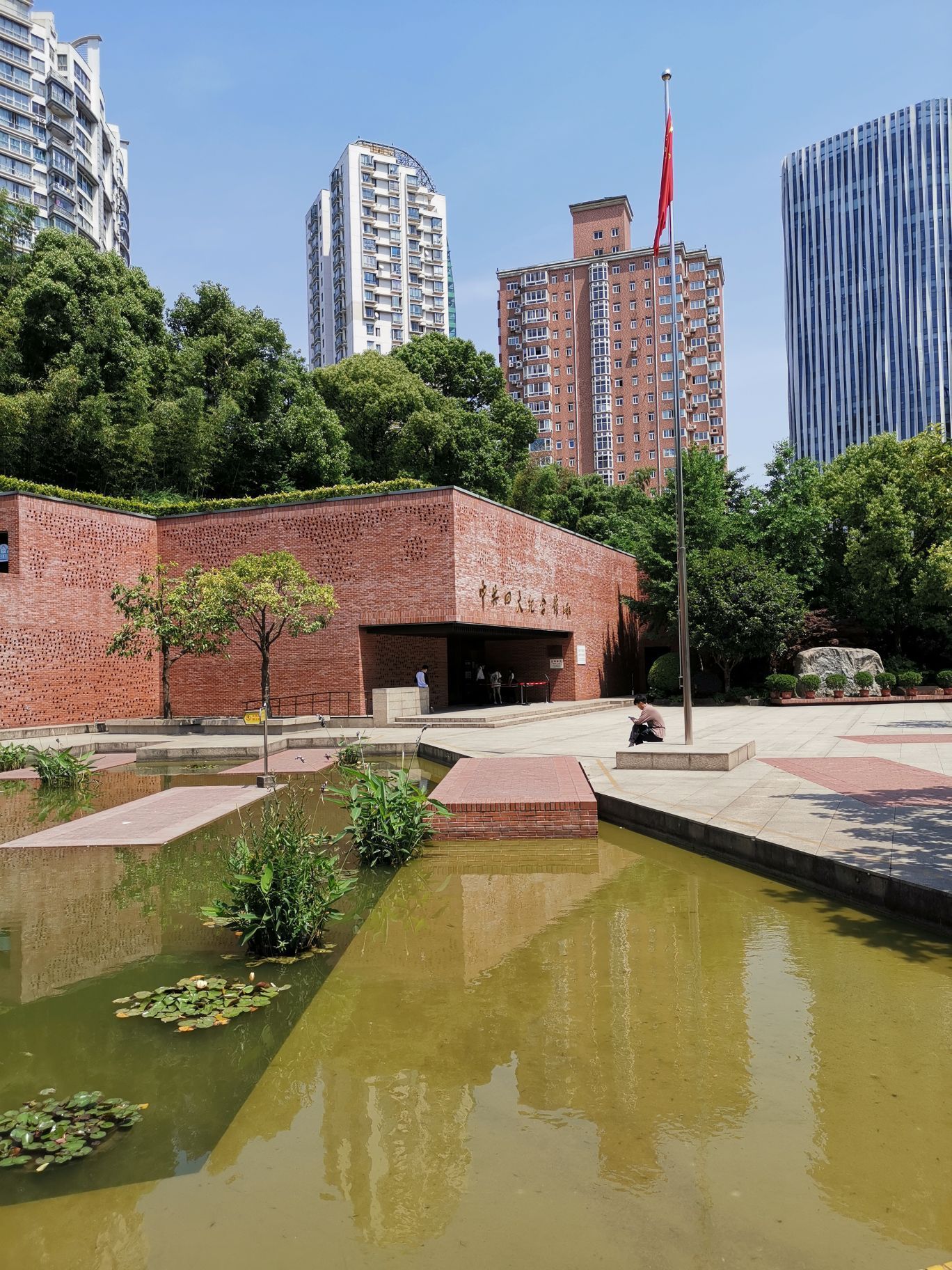 四川北路公园是上海市虹口区的一个开放性公园,供市民们休闲,健身和