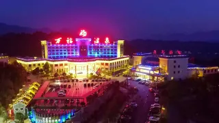 1-Day Cili Tour: Discover the Beauty of Zhangjiajie Grand Canyon and Comfort at Wanfu Hot Spring