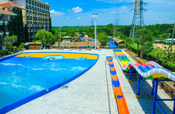 樟树湾水上乐园项目总占地面积11040㎡,外围有高大的海浪造型大门和