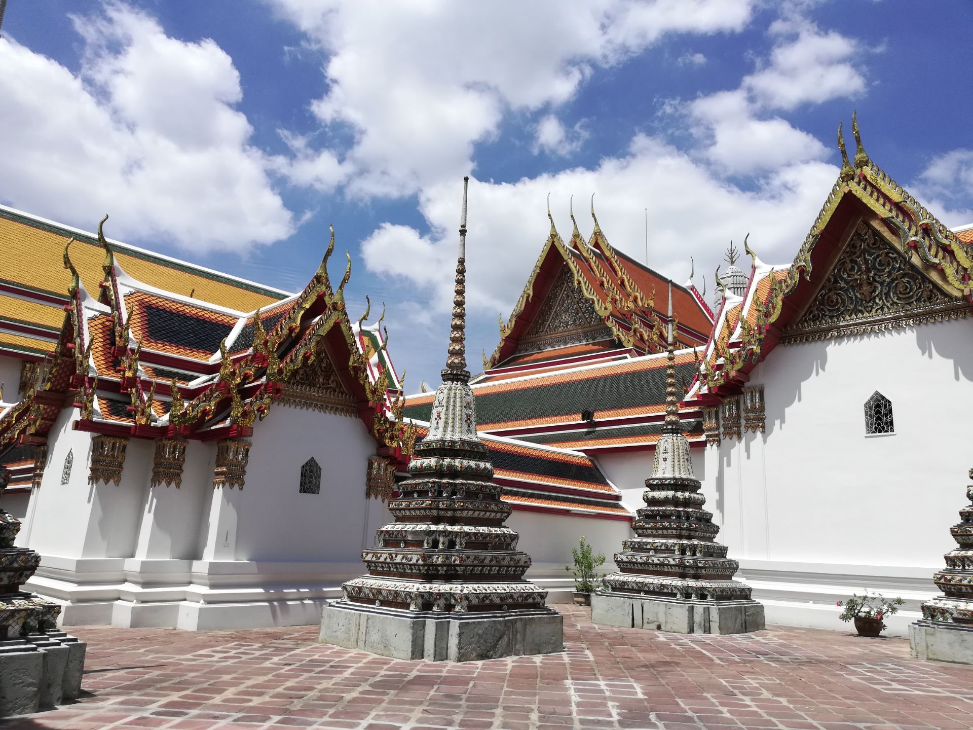 【携程攻略】曼谷卧佛寺景点,卧佛寺可以感受泰国的佛教氛围，感受到泰国人对佛的虔诚。卧佛寺里面…