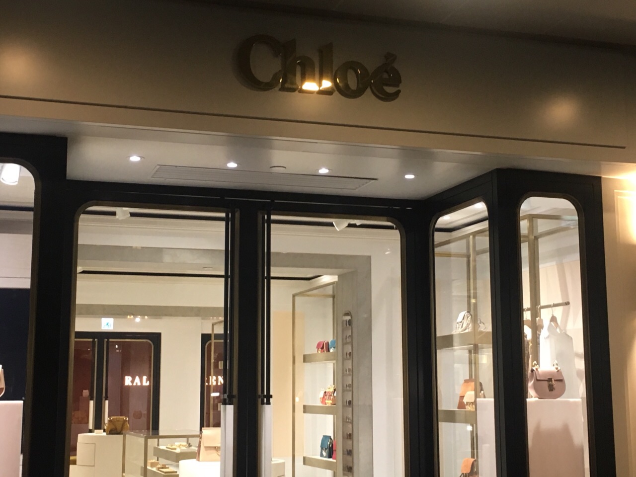 【携程攻略】香港蔻依(太子大厦店)购物,chloe的色调有点冷,尤其是在