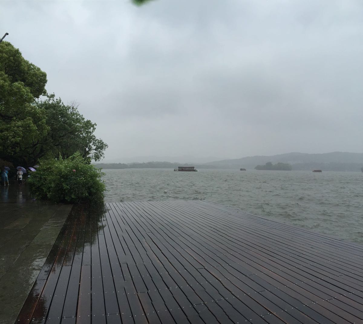 【携程攻略】杭州西湖景点,我们去的时候正好下雨,雨中西湖,别有洞天.