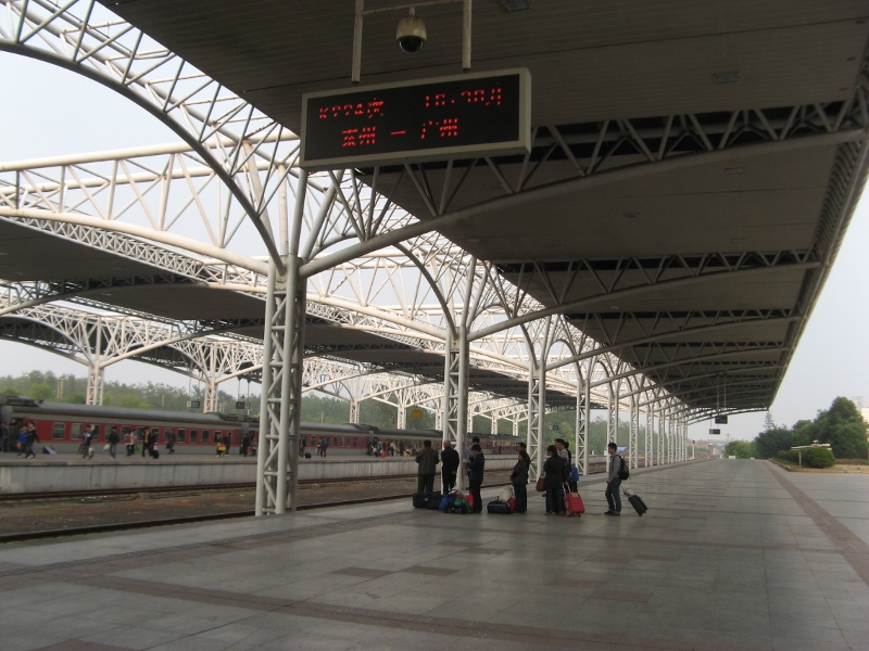 扬州站,停靠的车次不多,但站修建得挺气派,属于新型站场,站台天花很高