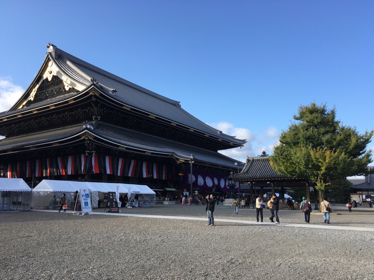 徵夷大將軍德川家康把原來的本願寺一分為二變成東,西本願寺.