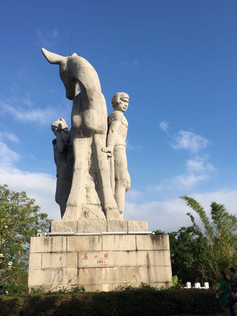 公园的主题就是那个鹿回头雕像,故事传说就不用说了.里面还有野