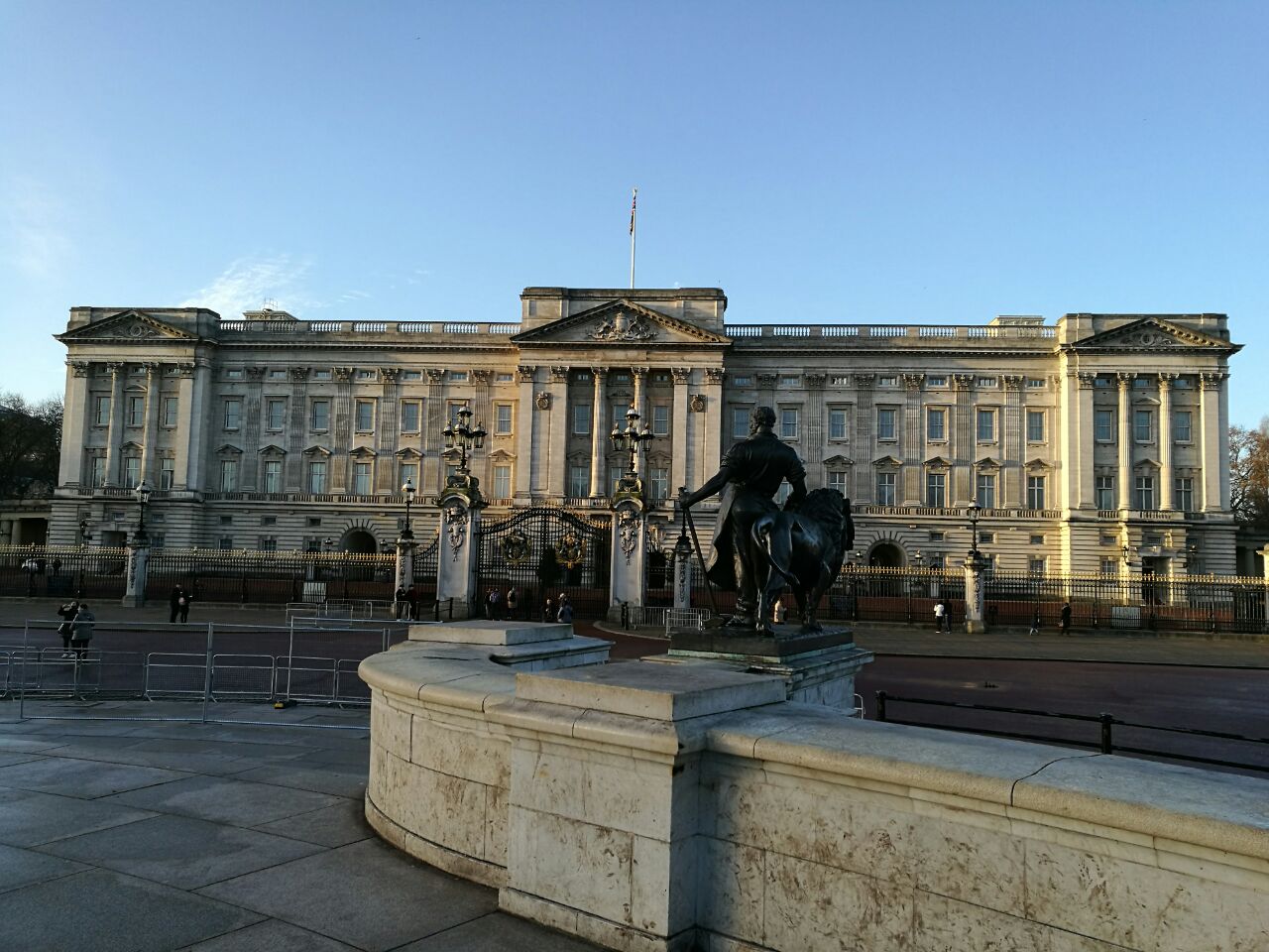 【携程攻略】伦敦白金汉宫景点,很有气魄,不愧为英国女王的皇宫,从