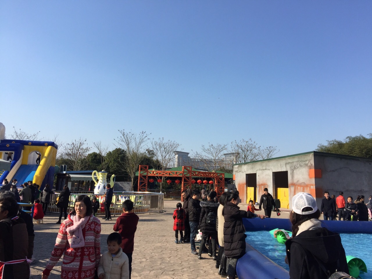 锦屏公园景点,城市中心公园游乐项目,地处市人民政府对面,周边设施