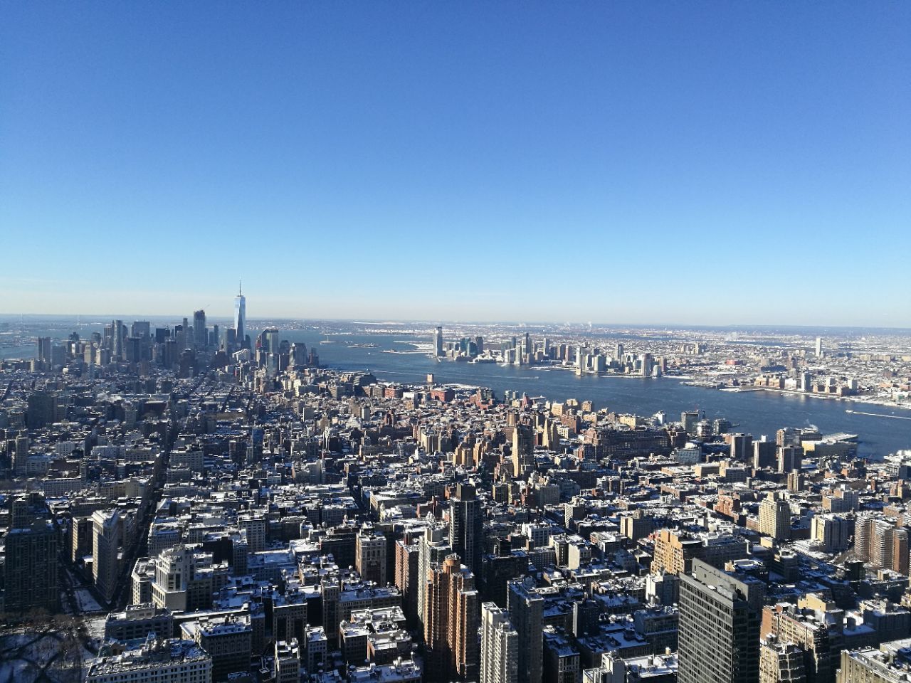 帝国大厦位于曼哈顿第五大道,是美国纽约的地标建筑物之一