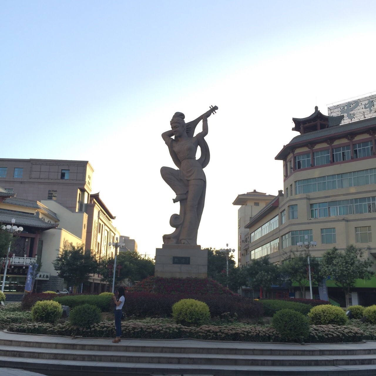敦煌的城市地标——反弹琵琶雕像……