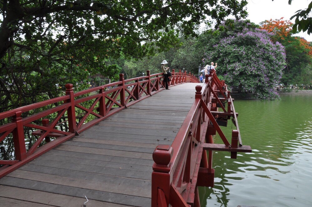 【携程攻略】河内栖旭桥景点,栖旭桥,在还剑湖上