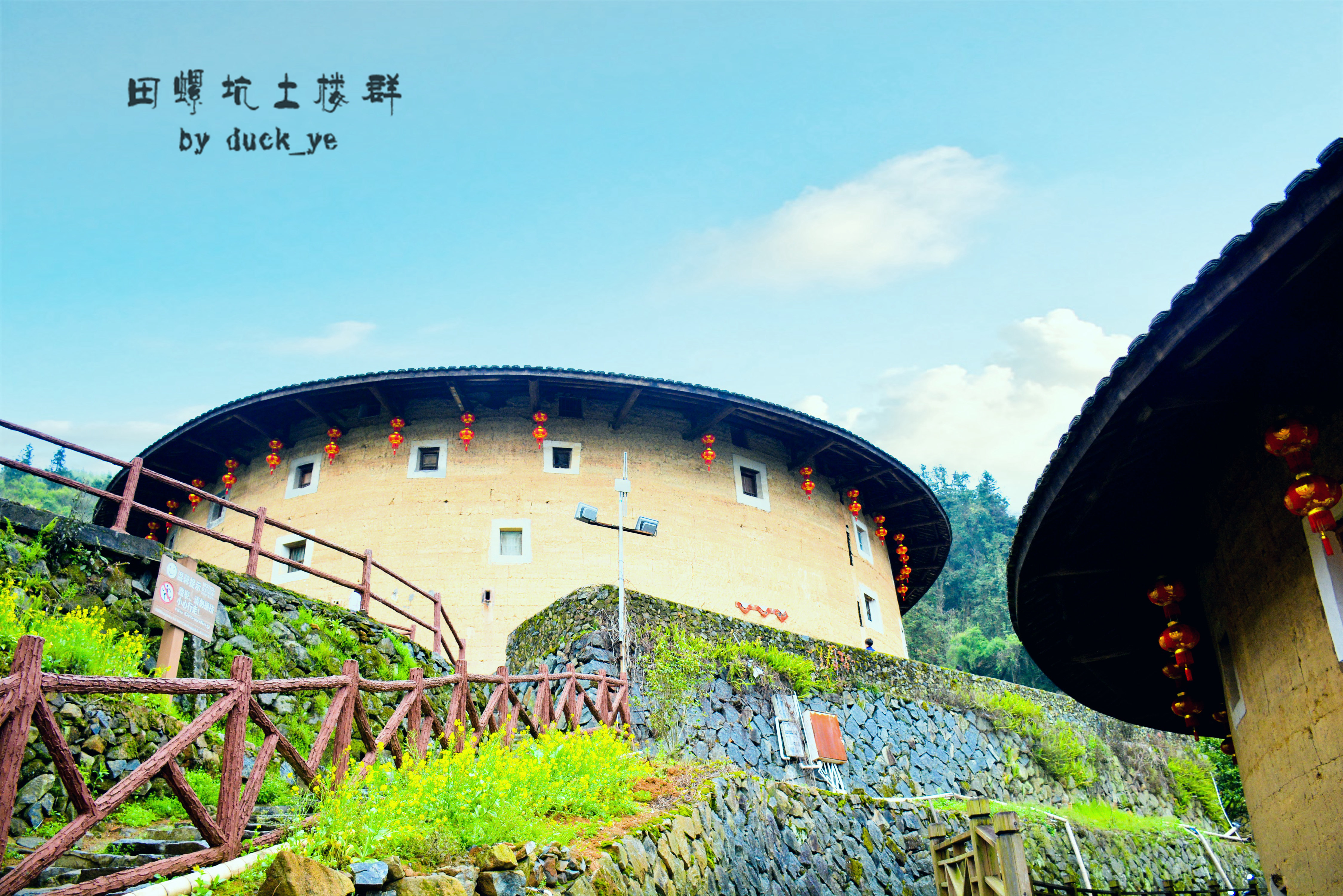 田螺坑土楼群是传统民居建筑的杰作,位于福建省漳州市南靖县西部的书