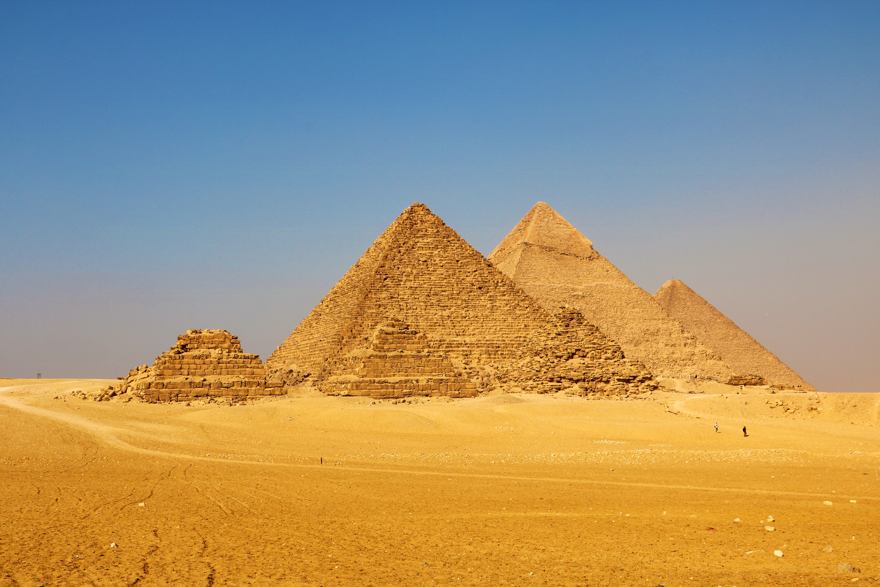 弯曲金字塔，是古埃及第四王朝第一位法老萨夫罗在位时期修建的|金字塔|马斯塔巴|法老_新浪新闻