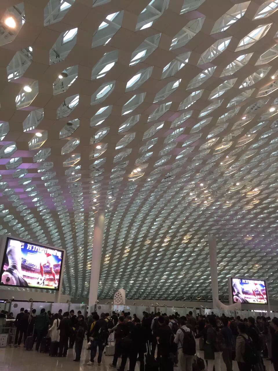 机场嗲[强]毕竟是2013年11月底才正式启用,值机大厅和候机楼都给人