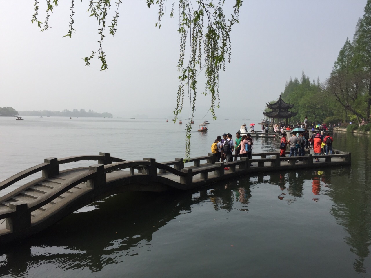 站在长桥公园处可以看到西湖的