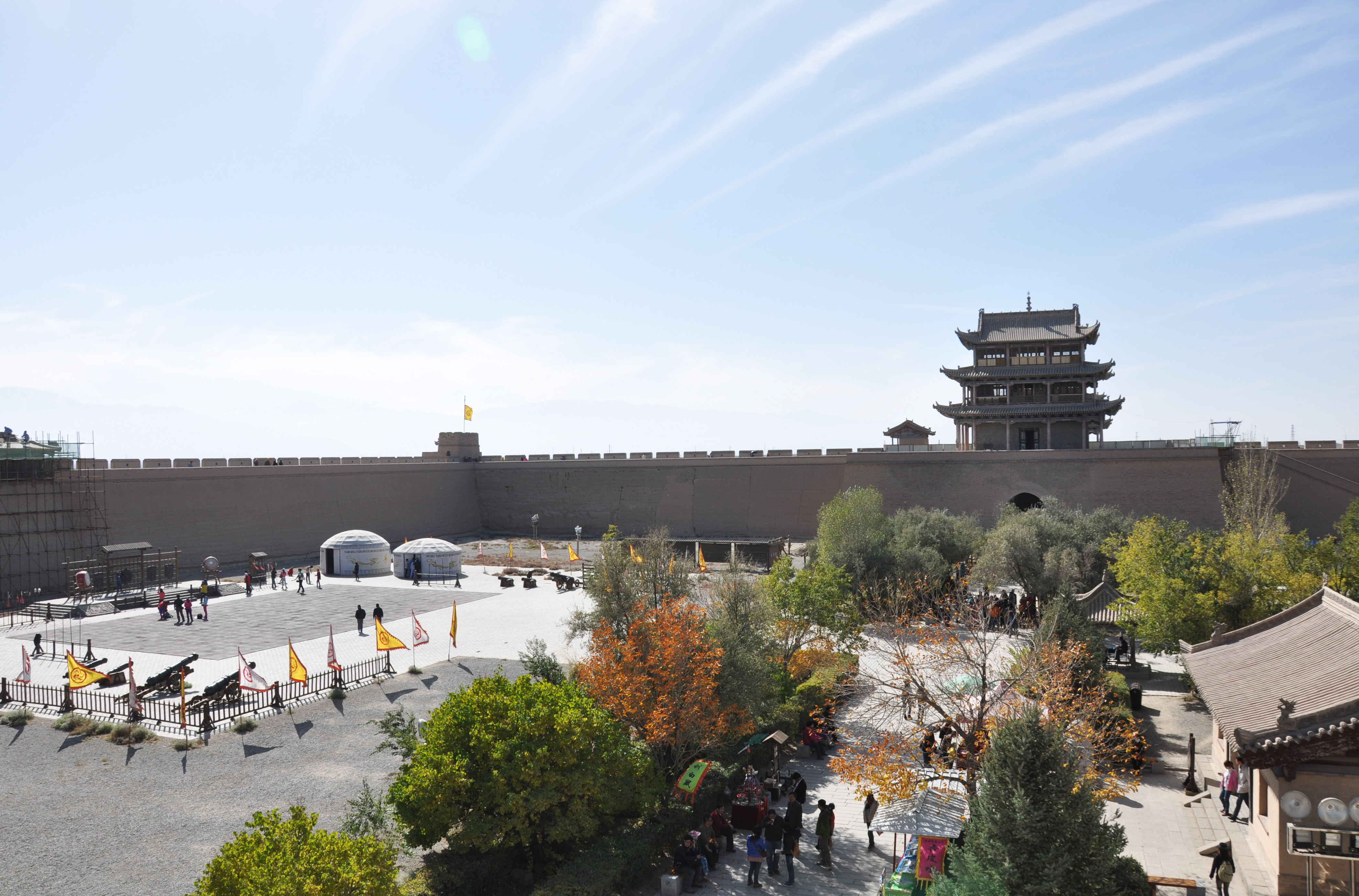 嘉峪关城楼自古以来就有"东有山海关,西有嘉峪关"的美誉,嘉峪关是明代