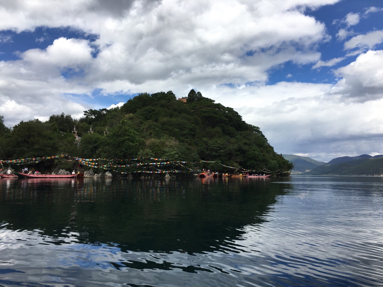 【攜程攻略】豬槽船遊湖(大落水碼頭)門票,瀘沽湖豬槽船遊湖(大落水