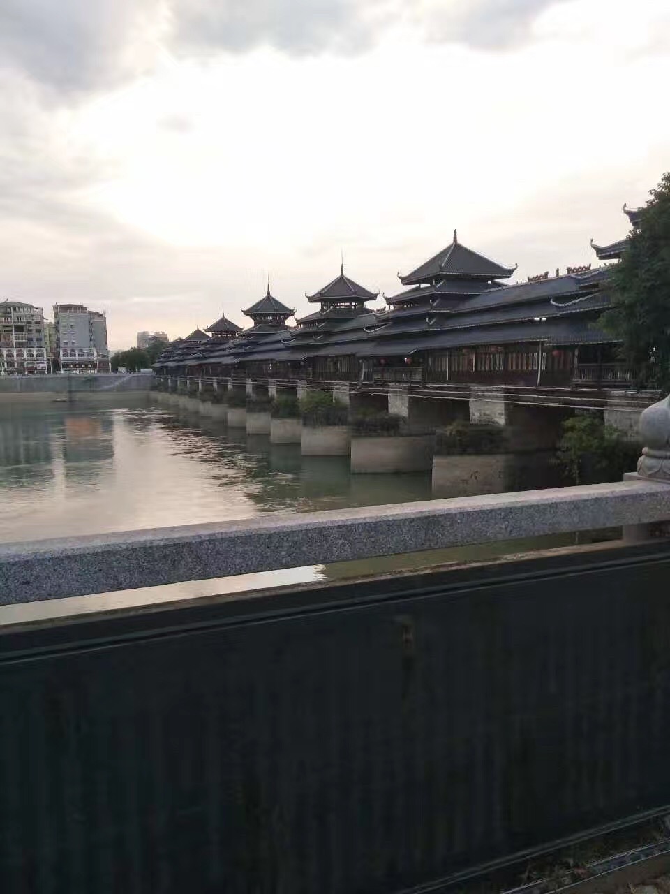 值得去看看,芷江的水也非常的干净,万和古楼由中心芦笙楼,琵琶楼,地筒