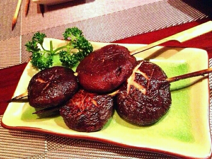 了烤鸡肉,各种菌菇烤物也是很不错,不像国内那样直接烤,而是事先在