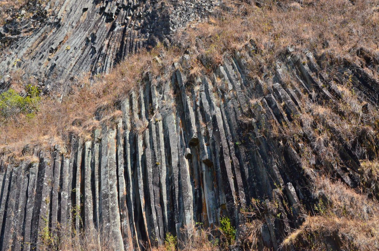 2022腾冲柱状节理游玩攻略,这里矗立着一大片火山爆发时