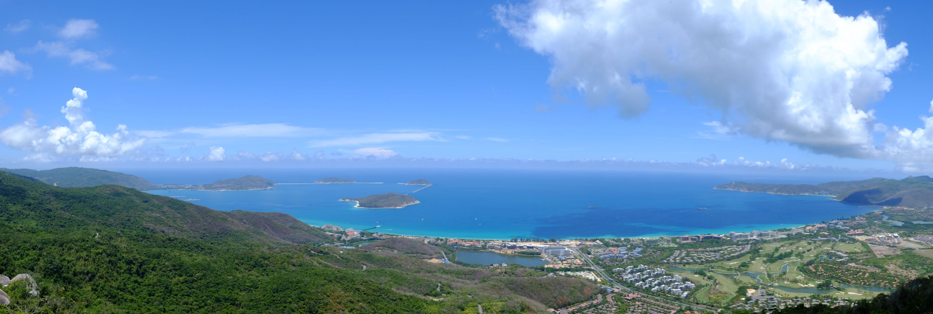 亚龙湾沙滩绵延7公里且平缓宽阔,浅海区宽达50-60米.