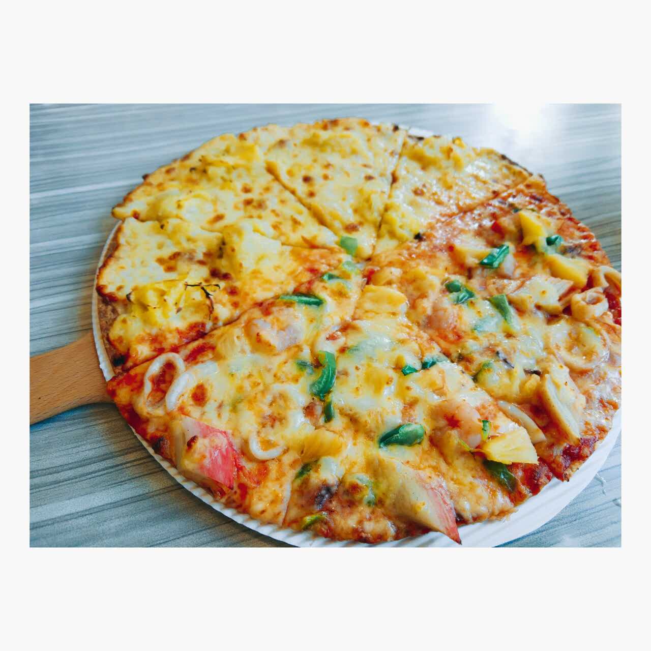 美食林】中山必胜客(百汇店)餐馆,叫的是薄的榴莲和海鲜的双拼披萨 很