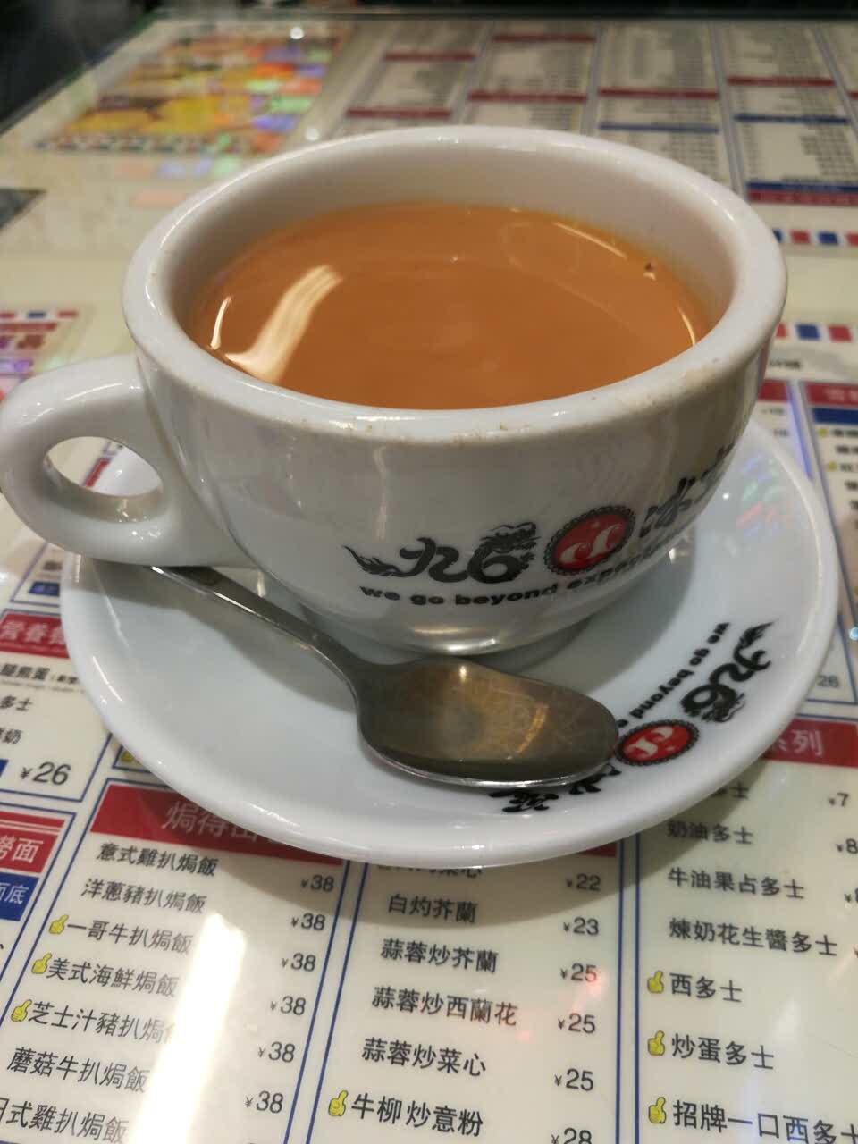 九龙冰室 叉烧通心粉,火腿煎蛋,牛油多士加奶茶.霸王黑椒鸡扒牛角包 .