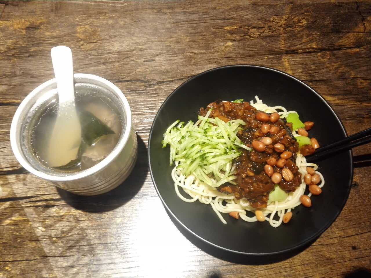 炸酱面还不错,挺好吃的,海带排骨汤里的排骨感觉有点太难咬啦,还差点