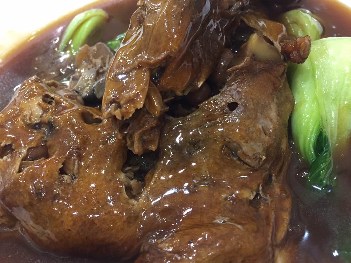 要数八宝鸭了，上海十大经典名菜之一，八宝鸭烹饪起来比较复杂……