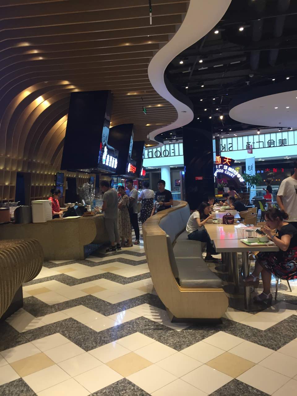 2022食通天美食广场(武汉荟聚中心店)美食餐厅,环境好,吃的东西也挺多