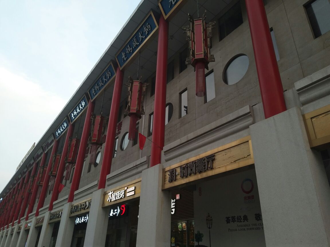2023丰茂烤串(金泉美食宫店)美食餐厅,烤串设备是电子的,自动翻转.
