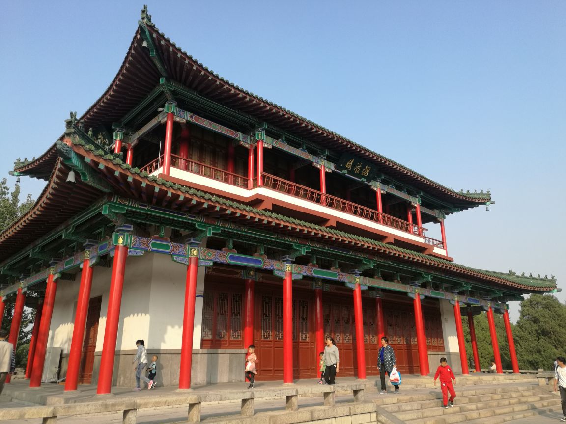 汇波楼位于济南大明湖公园东北角藕神祠的后面据记载为宋代曾巩所建