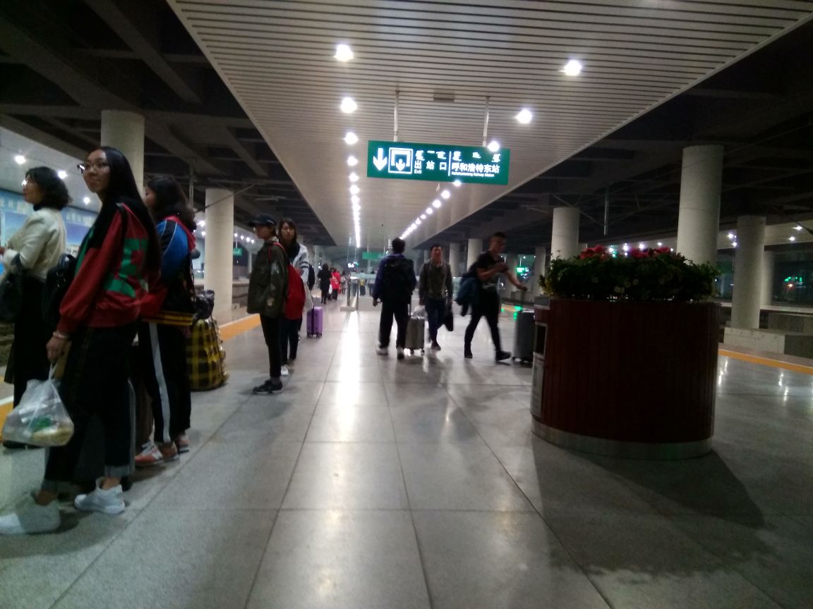 呼和浩特东站站台图片