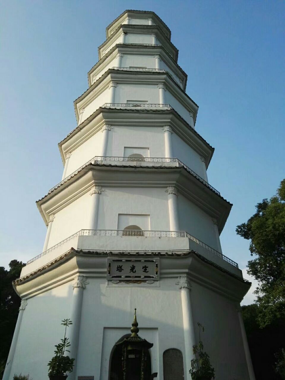 于山是福州地标三山二塔之一位于福州市中心的五一广场附近