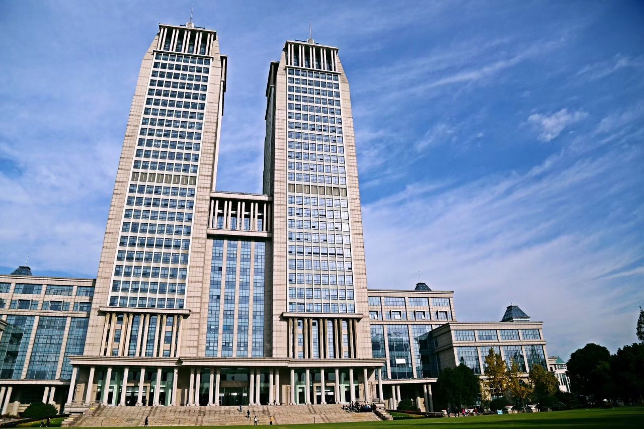 来到母校复旦大学,特别地亲切,光华楼前的广场上好多师生市民在拍照