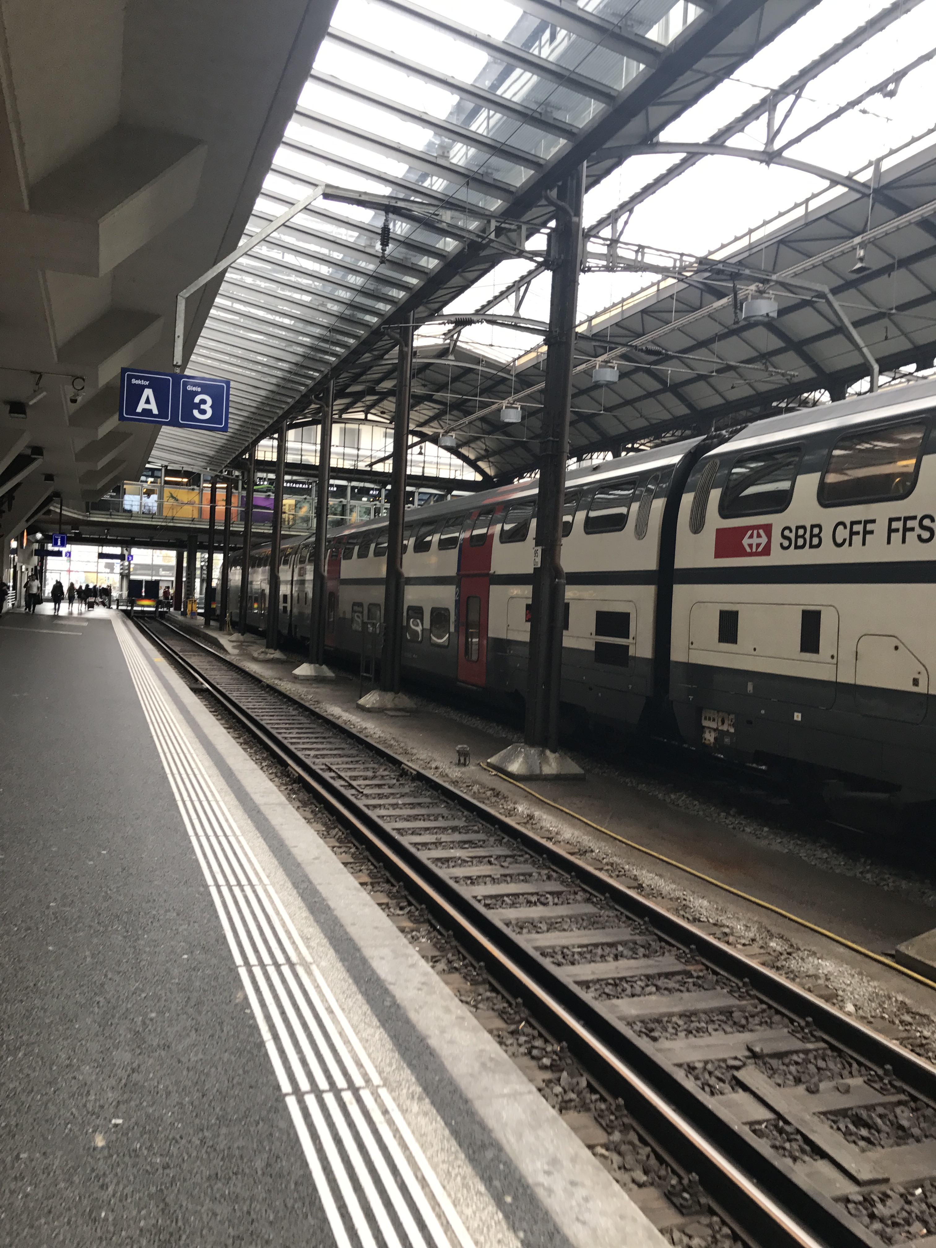 琉森火车站,不大不小,有超市,有小咖啡馆,很便利.