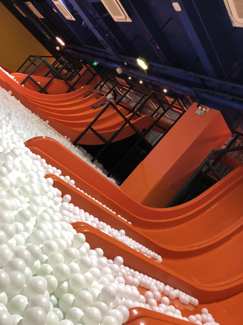 宝燕乐园绝对是上海游乐园中的亮点,场地大,设施新,还有大人小孩都爱