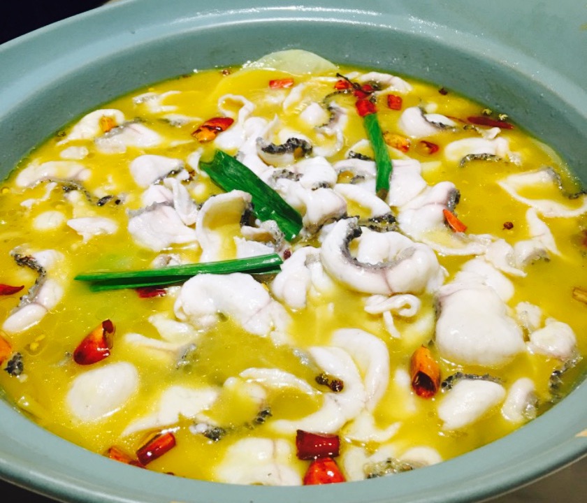 点了酸菜鱼区别于那些现挑鱼的这家是直接上菜的所以速度很快但菜品也