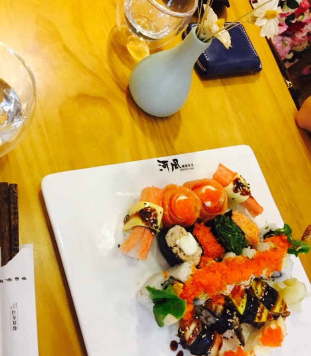 2023河风精致寿司(中原万达店)美食餐厅,两个三文鱼花两个,用的三片.