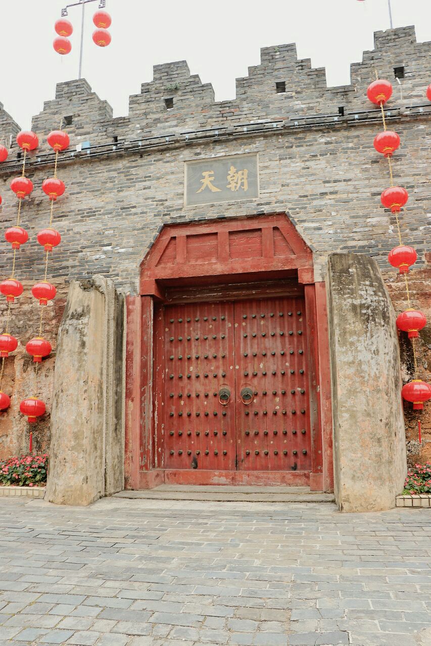 肇庆古城墙是一座体现宋代汉族建筑风格的标志性建筑