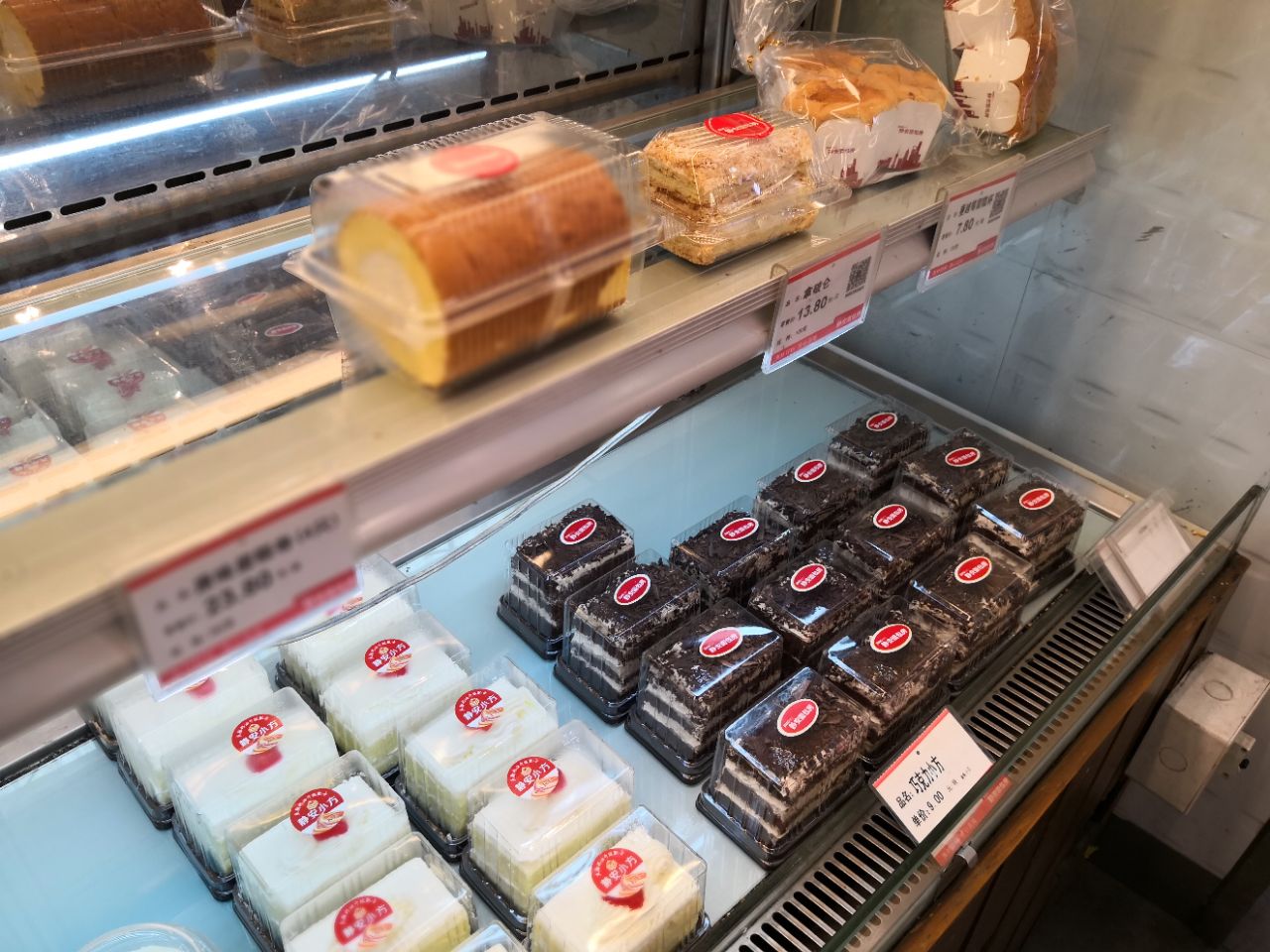 上个月老妈过生日,老爸帮她在附近的这家静安面包房买了个黑森林蛋糕