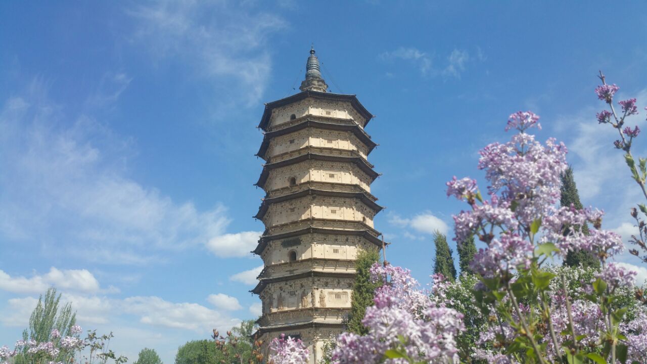 万部华严经塔(白塔)