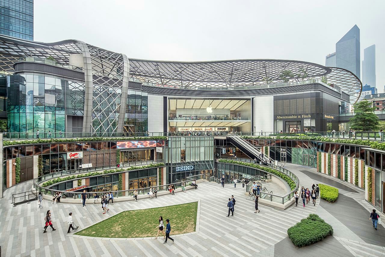 天环广场在广州的中轴线上,北接广州的天河体育中心,中信广场,南临