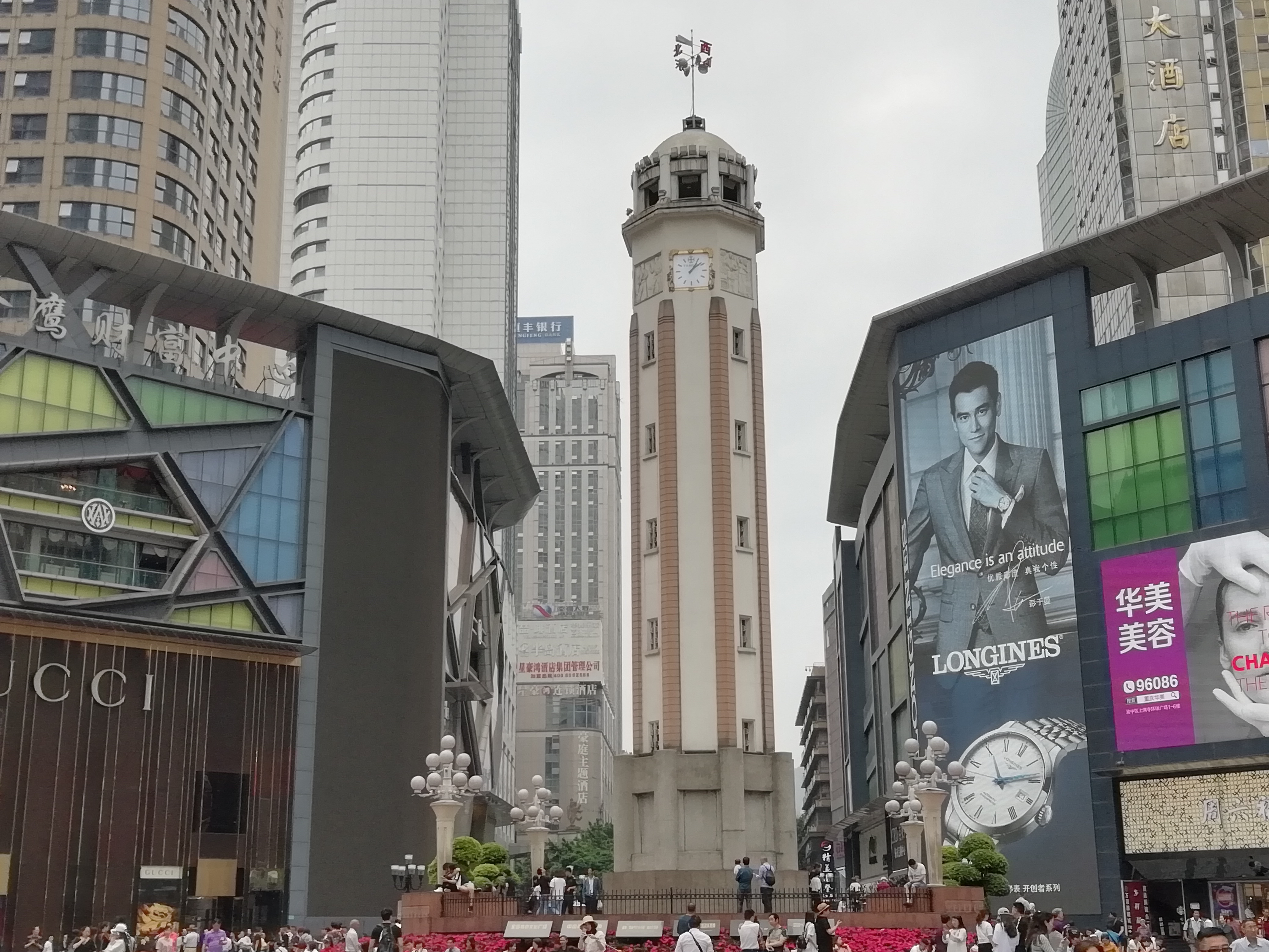 【携程攻略】重庆解放碑步行街景点,解放碑是重庆的商业中心，城市中心，因一座解放纪念碑而得名。没有来…